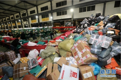 11月12日晚，工作人员在江苏省南通市一家快递公司分发快件。