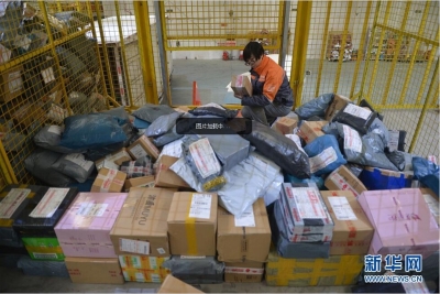 11月12日，天津申通快递公司的一名工作人员在分拣快件。