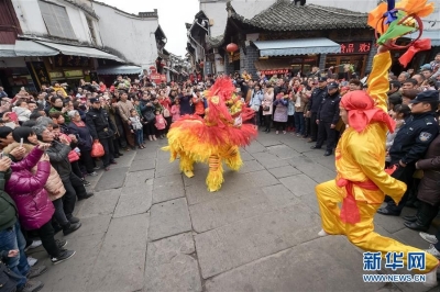  2月21日，群众演员在安徽省黄山市屯溪老街表演舞狮。