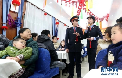  2月21日，在上海铁路局上海客运段值乘的Z164次列车上，乘务员和旅客一同参加“列车元宵晚会”。
