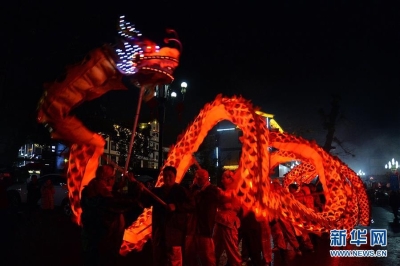 2月21日，江西省南昌市湾里区太平镇的农民舞起龙灯喜迎元宵佳节。