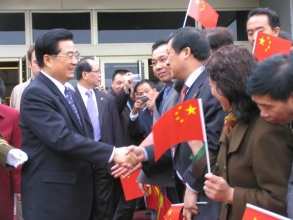 胡锦涛主席与世界蔡氏宗亲总会执行主席蔡永廉亲切握手